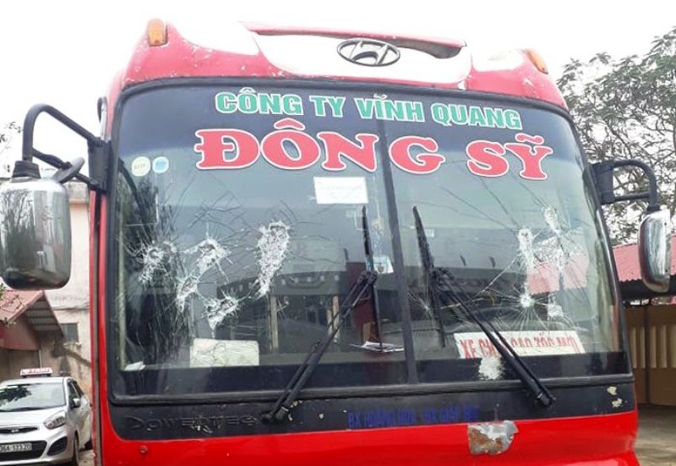 Tạm giữ 2 thanh niên đập vỡ kính, truy đuổi xe khách hàng chục km - 3 Tạm giữ 2 thanh niên đập vỡ kính, truy đuổi xe khách hàng chục km - 3