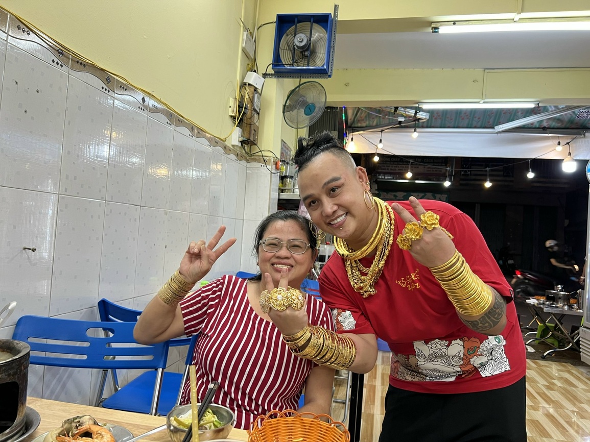 Chủ quán dát vàng cơ thể, trầy tay trộn chân gà vẫn không tháo - 8 Chủ quán dát vàng cơ thể, trầy tay trộn chân gà vẫn không tháo - 8