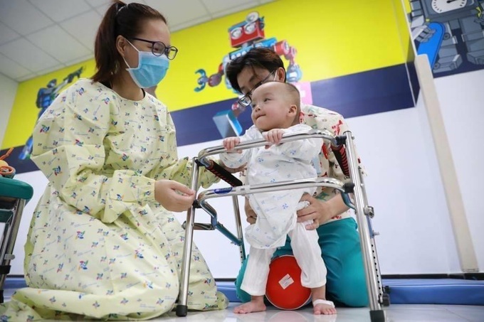 Những bước đi đầu tiên của song Nhi tưởng chừng đơn giản nhưng đó là một kỳ tích - Ảnh 2. Những bước đi đầu tiên của song Nhi tưởng chừng đơn giản nhưng đó là một kỳ tích - Ảnh 2.