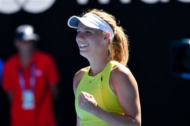 Australian Open: Cựu số 1 Wozniacki thoát thua thần kì