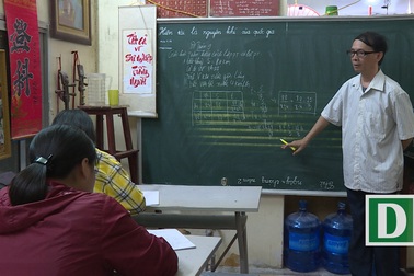Thầy giáo khuyết tật 30 năm "không được ngồi" miệt mài dạy toán ở Hà Nội