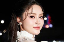 Hoa hậu Lý Kim Thảo khoe vẻ đẹp trong veo trong chuyến về thăm quê nhà