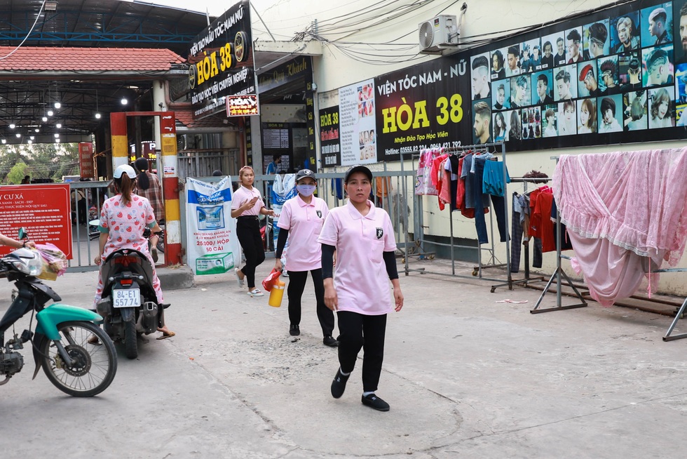 Công nhân gạt nước mắt chạy xe ôm, làm giúp việc khi nhà máy đóng cửa - 2 Công nhân gạt nước mắt chạy xe ôm, làm giúp việc khi nhà máy đóng cửa - 2