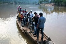 Nhảy thuyền tắm sông, một nam sinh chết đuối