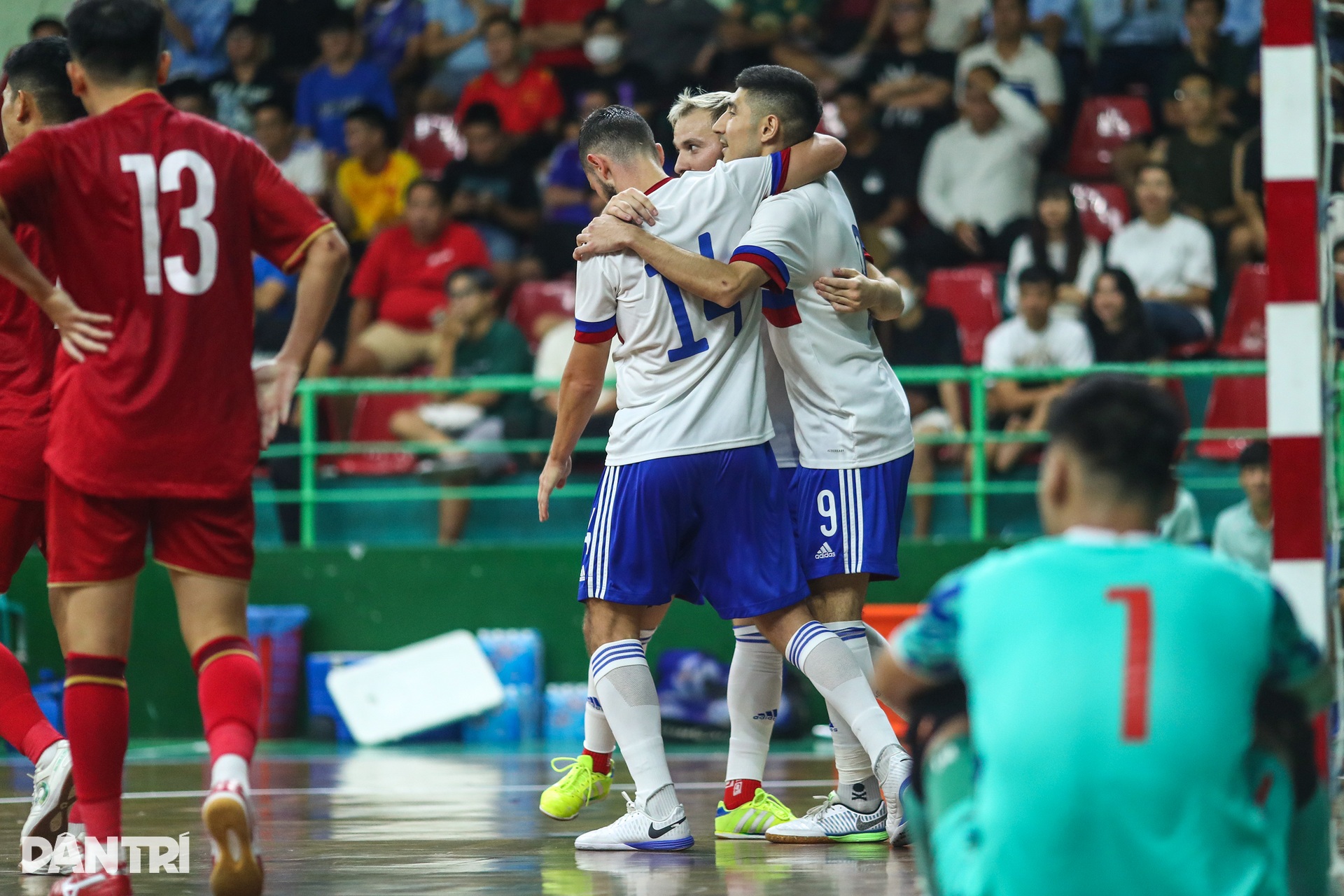 Tuyển futsal Việt Nam lội ngược dòng gỡ hòa 3-3 trước Nga - 7 Tuyển futsal Việt Nam lội ngược dòng gỡ hòa 3-3 trước Nga - 7
