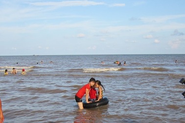 Nhân viên ngân hàng cùng bạn tử nạn khi tắm biển