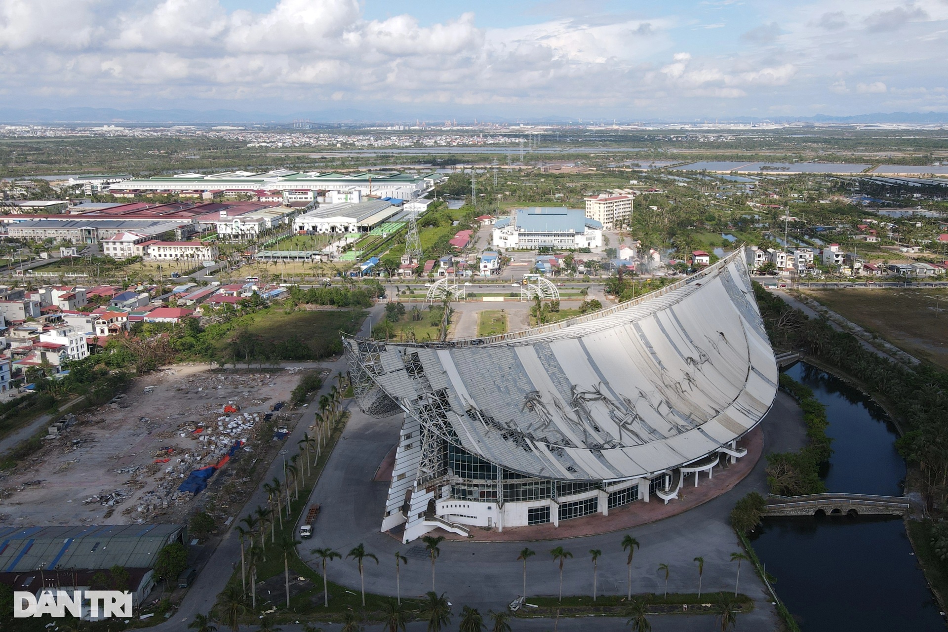 Nhà cánh diều trăm tỷ ở Hải Phòng xuống cấp, thành kho chứa hàng hóa - 17 Nhà cánh diều trăm tỷ ở Hải Phòng xuống cấp, thành kho chứa hàng hóa - 17