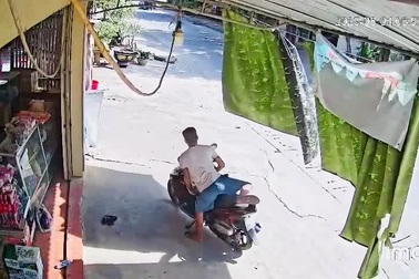 Người đàn ông trộm 3 két bia bỏ chạy