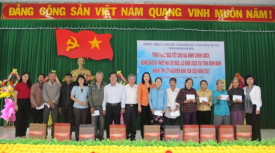 Trao quà Tết tới gia đình chính sách, người dân khó khăn tỉnh Bình Định - 1 Trao quà Tết tới gia đình chính sách, người dân khó khăn tỉnh Bình Định - 1