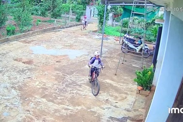 Video 2 em nhỏ đi học về chạy sang nhà hàng xóm chào họ là ông bà nội