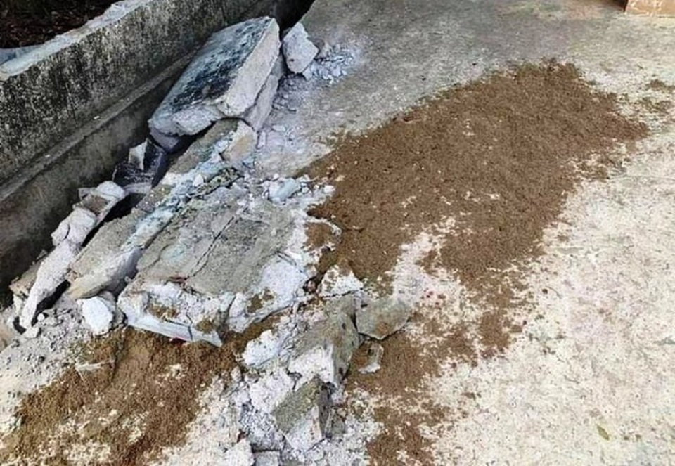 Mới đầu năm học, giật mình với tai nạn đổ cổng trường, quạt trần rơi... - 1 Mới đầu năm học, giật mình với tai nạn đổ cổng trường, quạt trần rơi... - 1