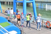 Khách du lịch tới Quảng Ninh bắt đầu đông trở lại