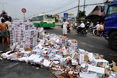 Xe tải lật nhào, quốc lộ 1A “tắm” bia