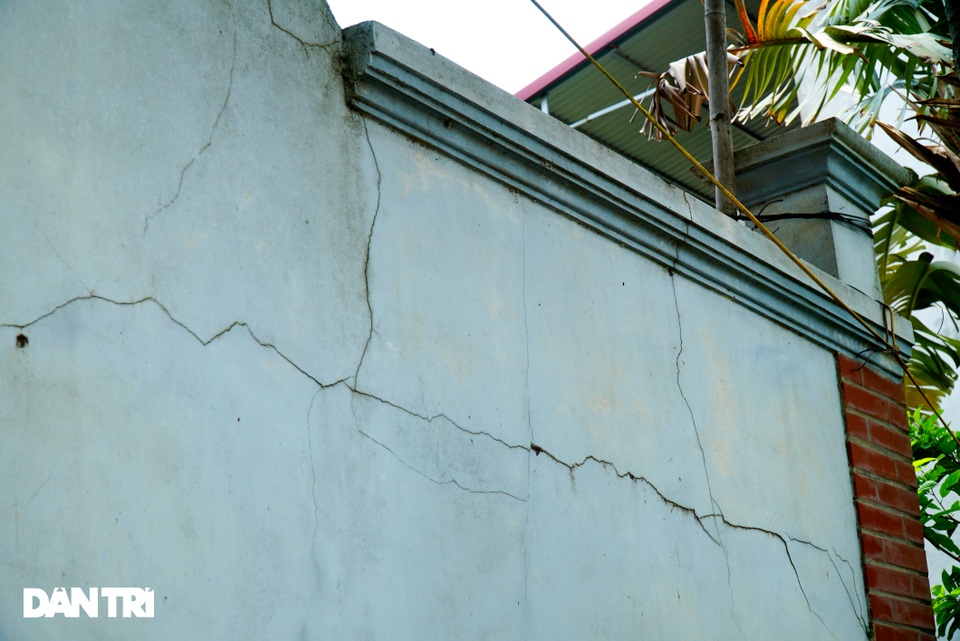 Hà Nội: Thi công nhà máy nước gây nứt lún đê, nhà dân trước mùa mưa bão - 3 Hà Nội: Thi công nhà máy nước gây nứt lún đê, nhà dân trước mùa mưa bão - 3