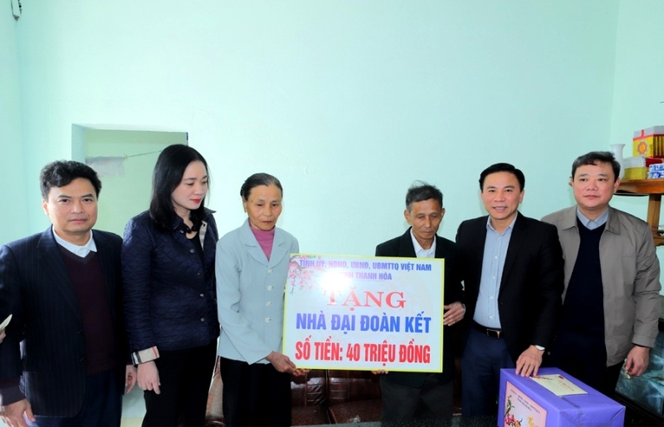Bí thư Thanh Hóa thăm, tặng quà bộ đội biên phòng và gia đình chính sách - 6 Bí thư Thanh Hóa thăm, tặng quà bộ đội biên phòng và gia đình chính sách - 6