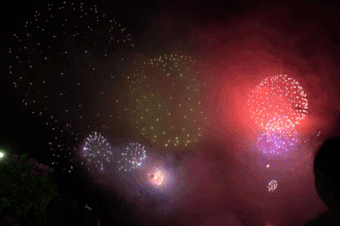 Mướt mồ hôi thoát khỏi biển người chen chân ngắm pháo hoa ở Quy Nhơn