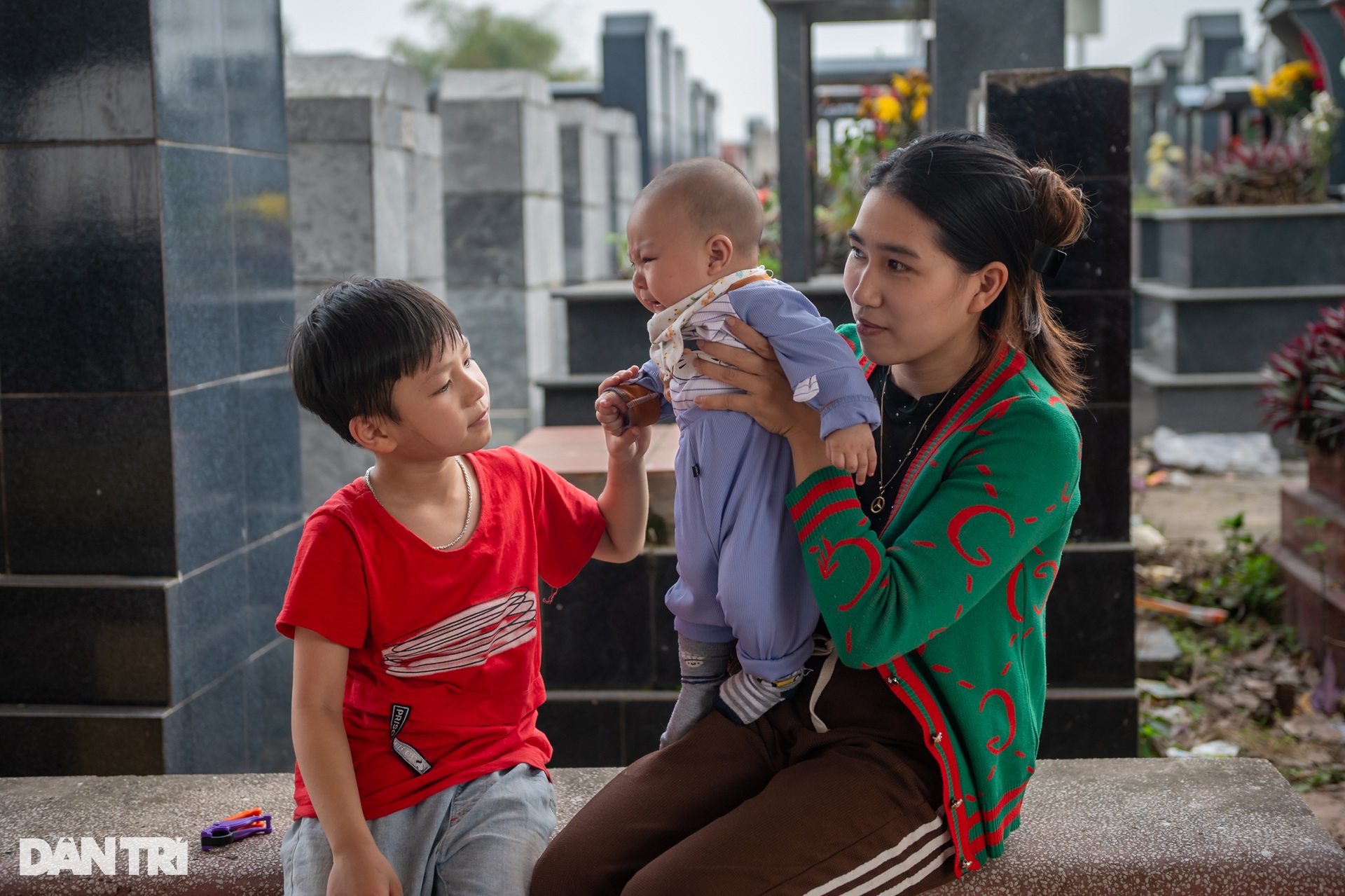 Người Hà Nội đi tảo mộ trước dịp Tết Nguyên đán - 9 Người Hà Nội đi tảo mộ trước dịp Tết Nguyên đán - 9