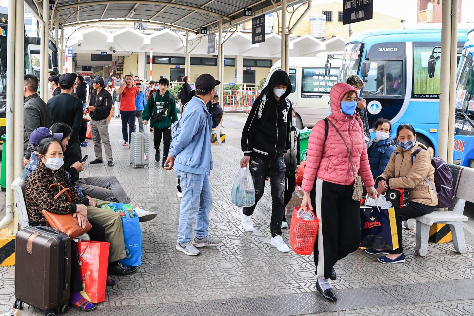 Người dân ùn ùn về quê ăn Tết, đường Vành đai 3 trên cao tắc hơn 3km - 12 Người dân ùn ùn về quê ăn Tết, đường Vành đai 3 trên cao tắc hơn 3km - 12