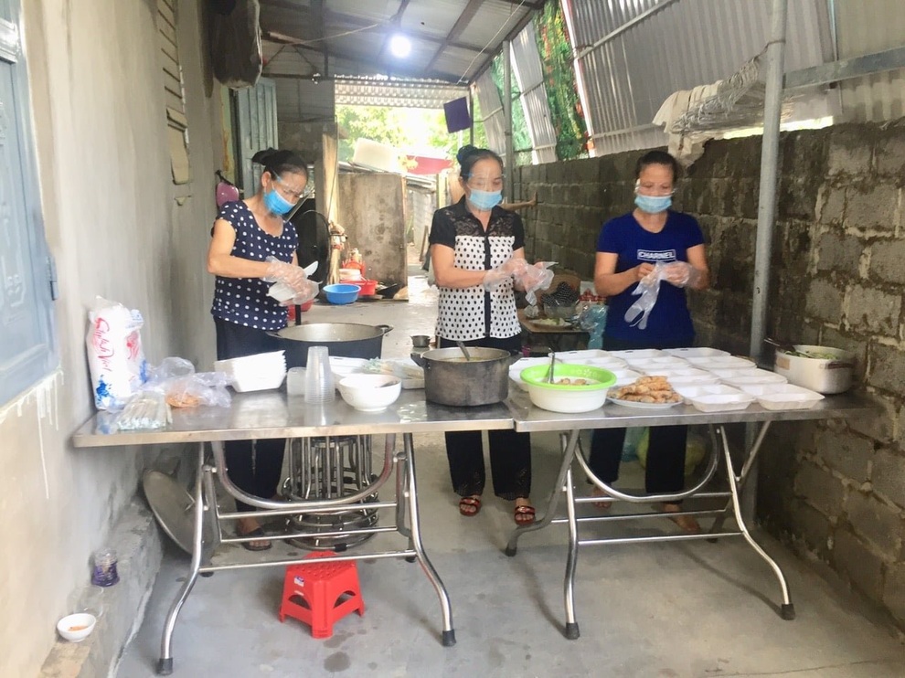 Phụ nữ vùng quê góp gạo thổi cơm tiếp sức lực lượng ngày đêm chống dịch - 5 Phụ nữ vùng quê góp gạo thổi cơm tiếp sức lực lượng ngày đêm chống dịch - 5