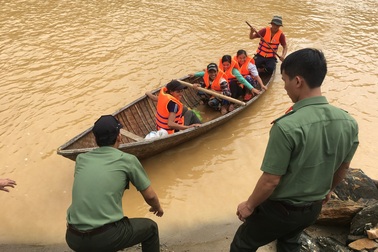 Yêu cầu thủy điện ngừng xả lũ để giải cứu 15 phụ nữ