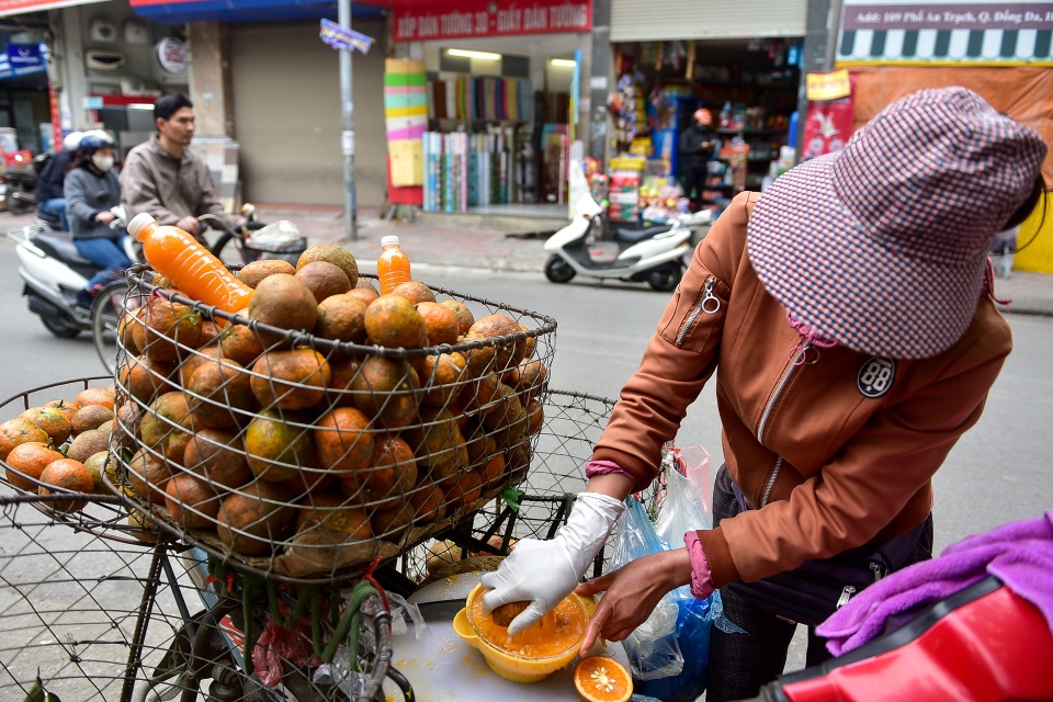 Tiểu thương vắt cam mỏi tay, kiếm bộn tiền những ngày dịch Covid-19 - 4 Tiểu thương vắt cam mỏi tay, kiếm bộn tiền những ngày dịch Covid-19 - 4