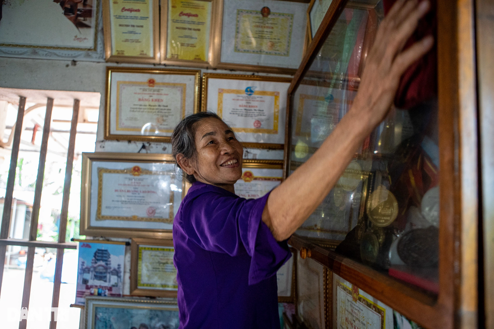 Căn nhà đơn sơ, ngập huy chương của người phi thường - Nguyễn Thị Oanh - 11 Căn nhà đơn sơ, ngập huy chương của người phi thường - Nguyễn Thị Oanh - 11