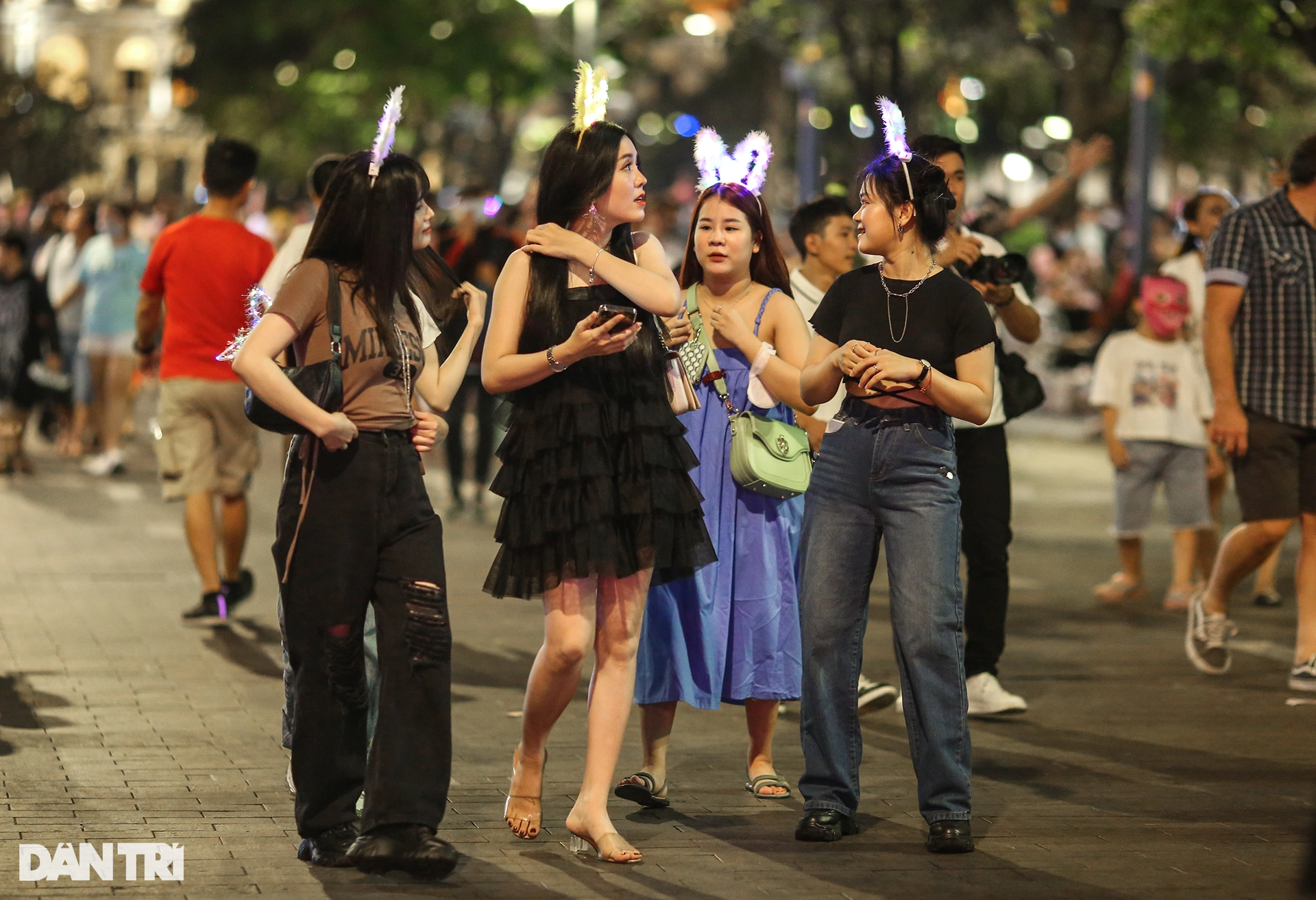 Giới trẻ TPHCM hóa trang kỳ dị chơi Halloween sớm ở phố Nguyễn Huệ - 2 Giới trẻ TPHCM hóa trang kỳ dị chơi Halloween sớm ở phố Nguyễn Huệ - 2