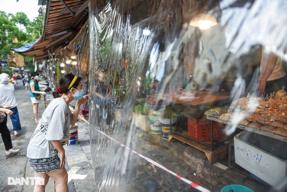 Ghé chợ nhà giàu Hà Nội: Tiểu thương đi chợ hộ người dân - 4 Ghé chợ nhà giàu Hà Nội: Tiểu thương đi chợ hộ người dân - 4