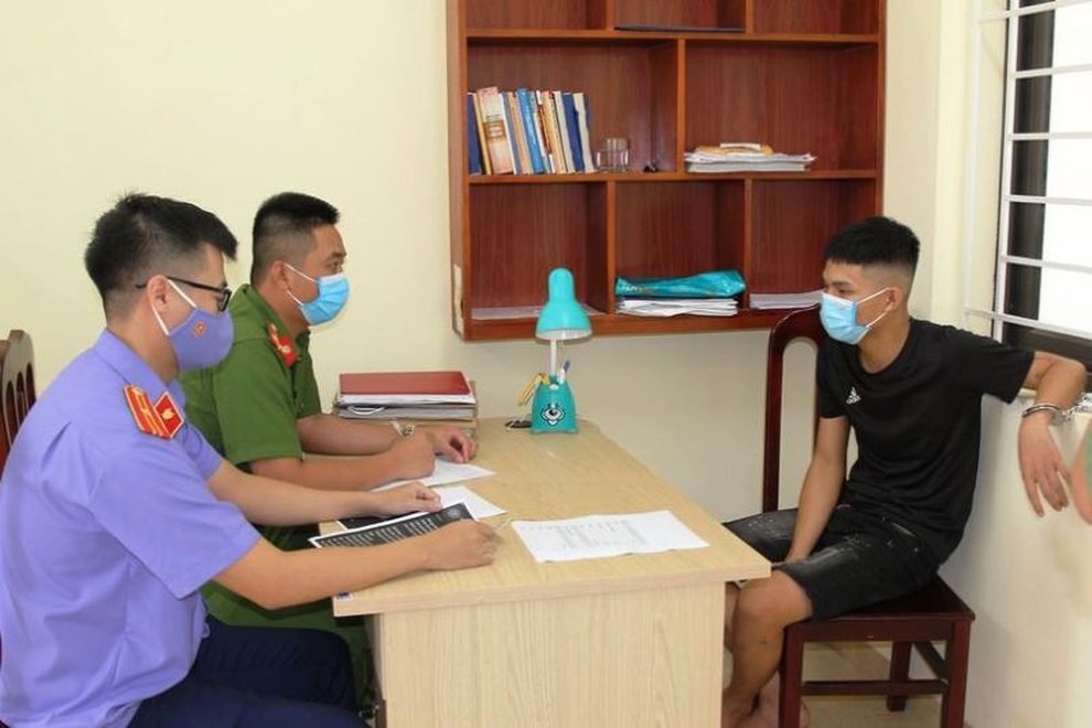 Tạm giữ tú ông điều hành đường dây gái gọi 300 nghìn đồng/lượt - 1 Tạm giữ tú ông điều hành đường dây gái gọi 300 nghìn đồng/lượt - 1
