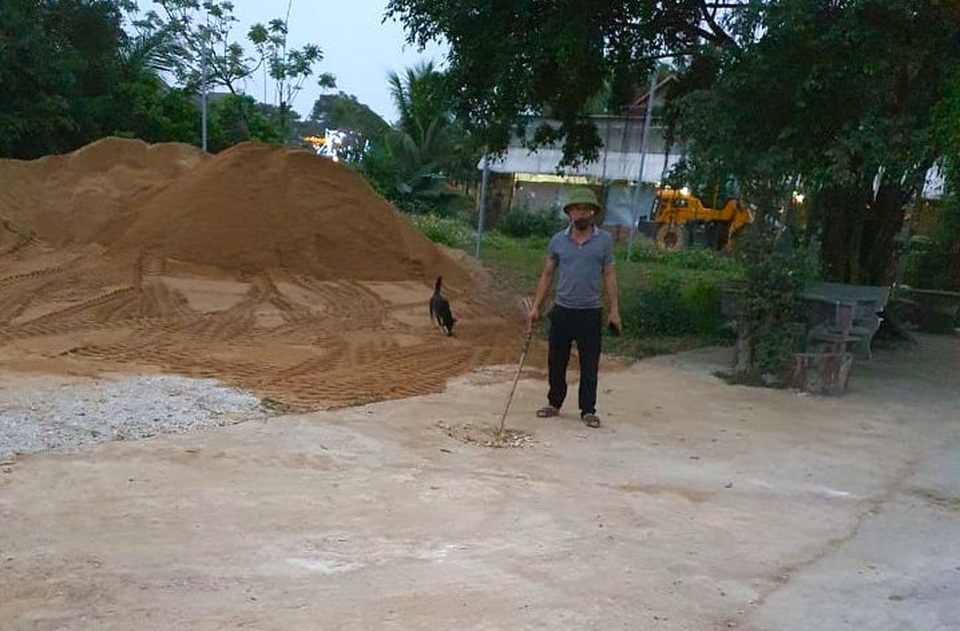 Cưa cây xanh đổ đè trúng người phụ nữ đi đường - 1 Cưa cây xanh đổ đè trúng người phụ nữ đi đường - 1