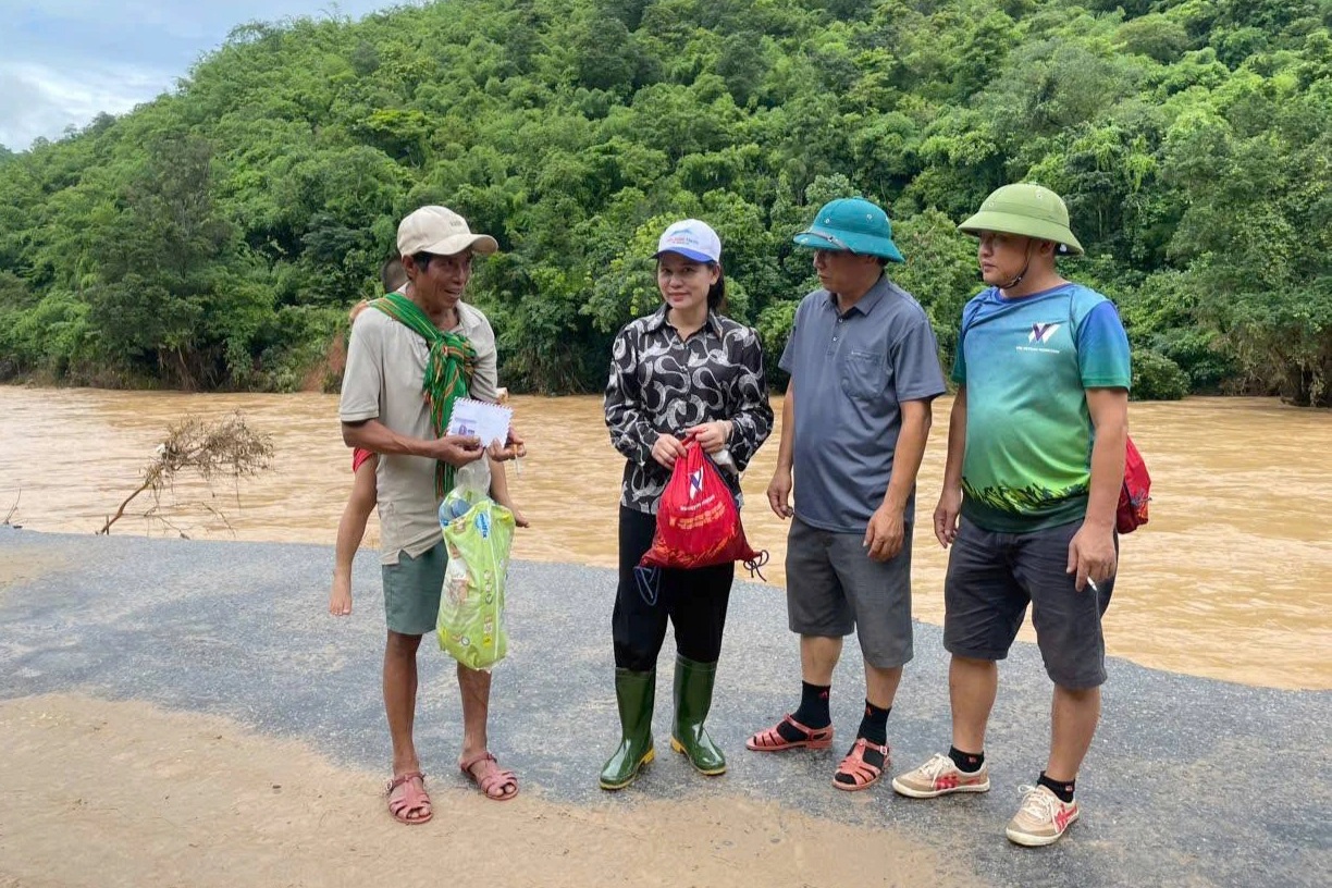 Những người lội ngược chiều bình an, đi vào tâm lũ