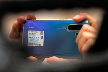 Mỹ tiếp tục "giáng đòn" lên Huawei, ZTE