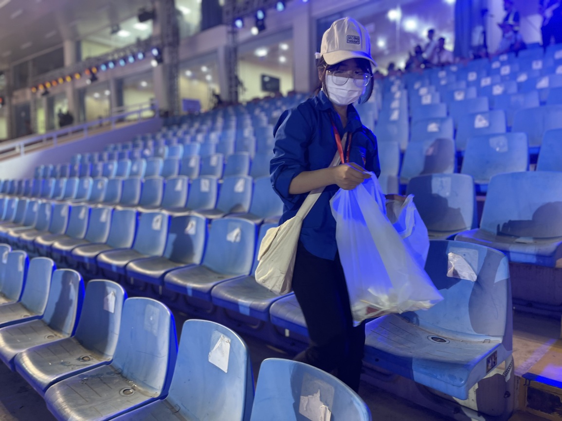 Hình ảnh đẹp sau lễ khai mạc SEA Games: Tình nguyện viên ở lại nhặt rác - 7 Hình ảnh đẹp sau lễ khai mạc SEA Games: Tình nguyện viên ở lại nhặt rác - 7