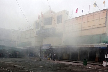 Ki ốt bán giày bốc cháy, cả chợ náo loạn