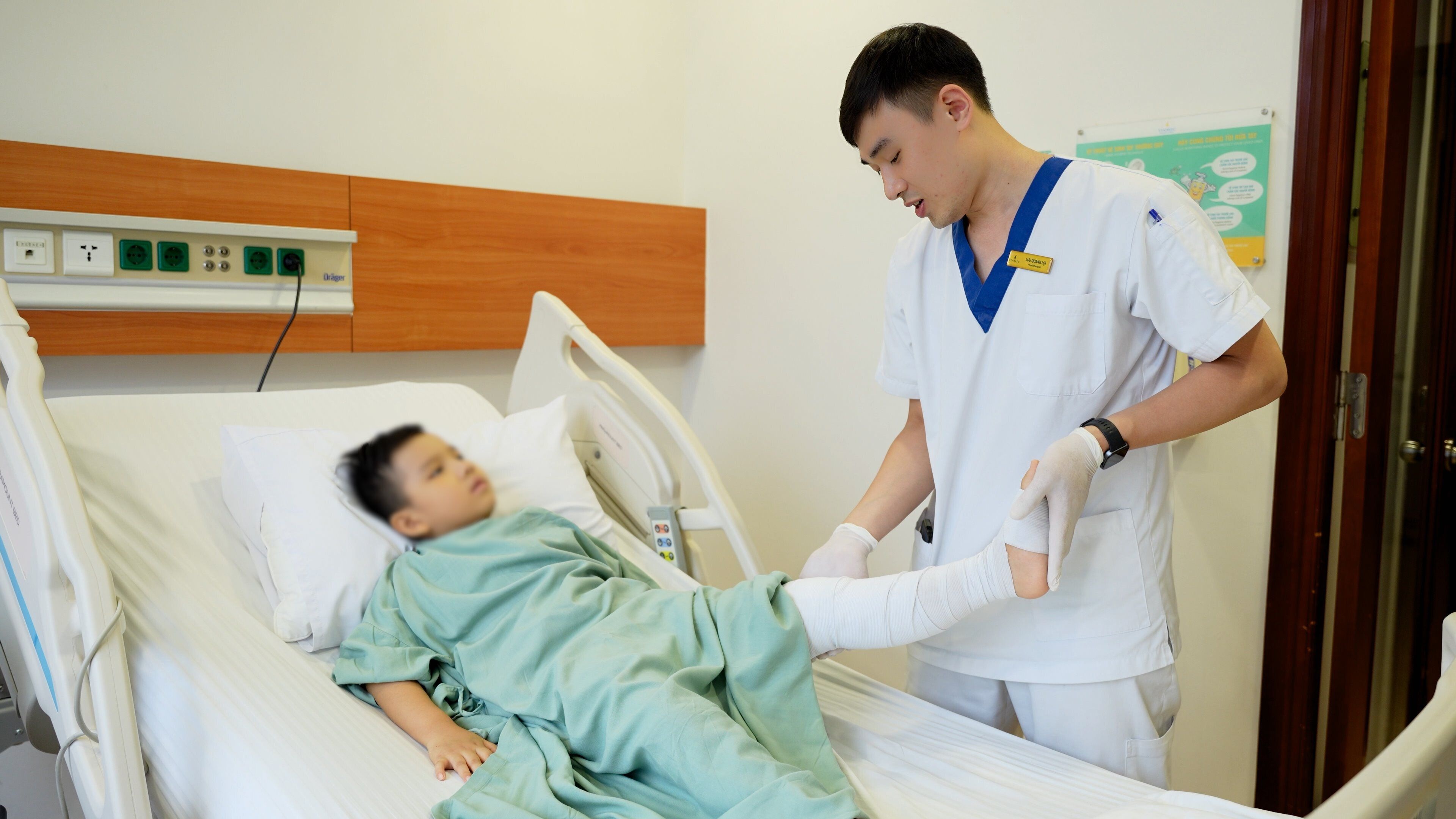 Vinmec lần đầu thay toàn bộ xương đùi cho bệnh nhi ung thư nhỏ tuổi - 3
