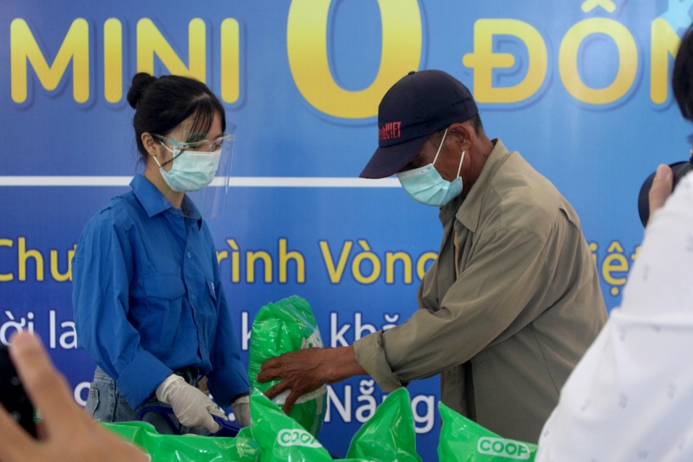 Đà Nẵng: Người dân gặp khó, có Siêu thị 0 đồng - 3 Đà Nẵng: Người dân gặp khó, có Siêu thị 0 đồng - 3