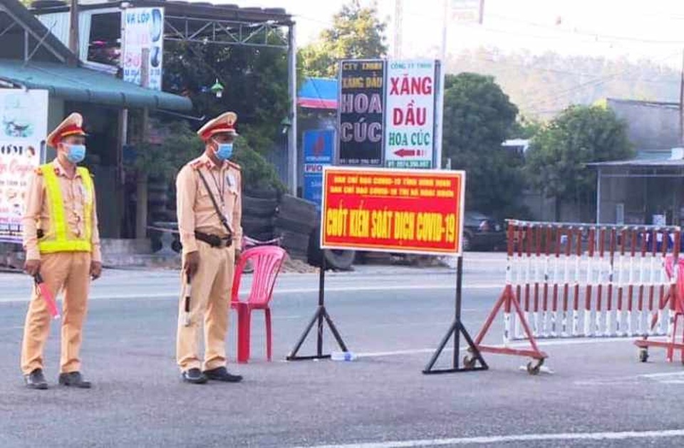 Huế xử phạt người dân không đeo khẩu trang khi ra đường - 3 Huế xử phạt người dân không đeo khẩu trang khi ra đường - 3