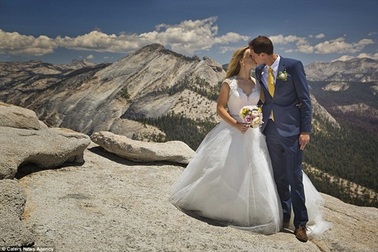 Cặp đôi chụp ảnh cưới đẹp mê hồn trên mỏm đá cao 1400m