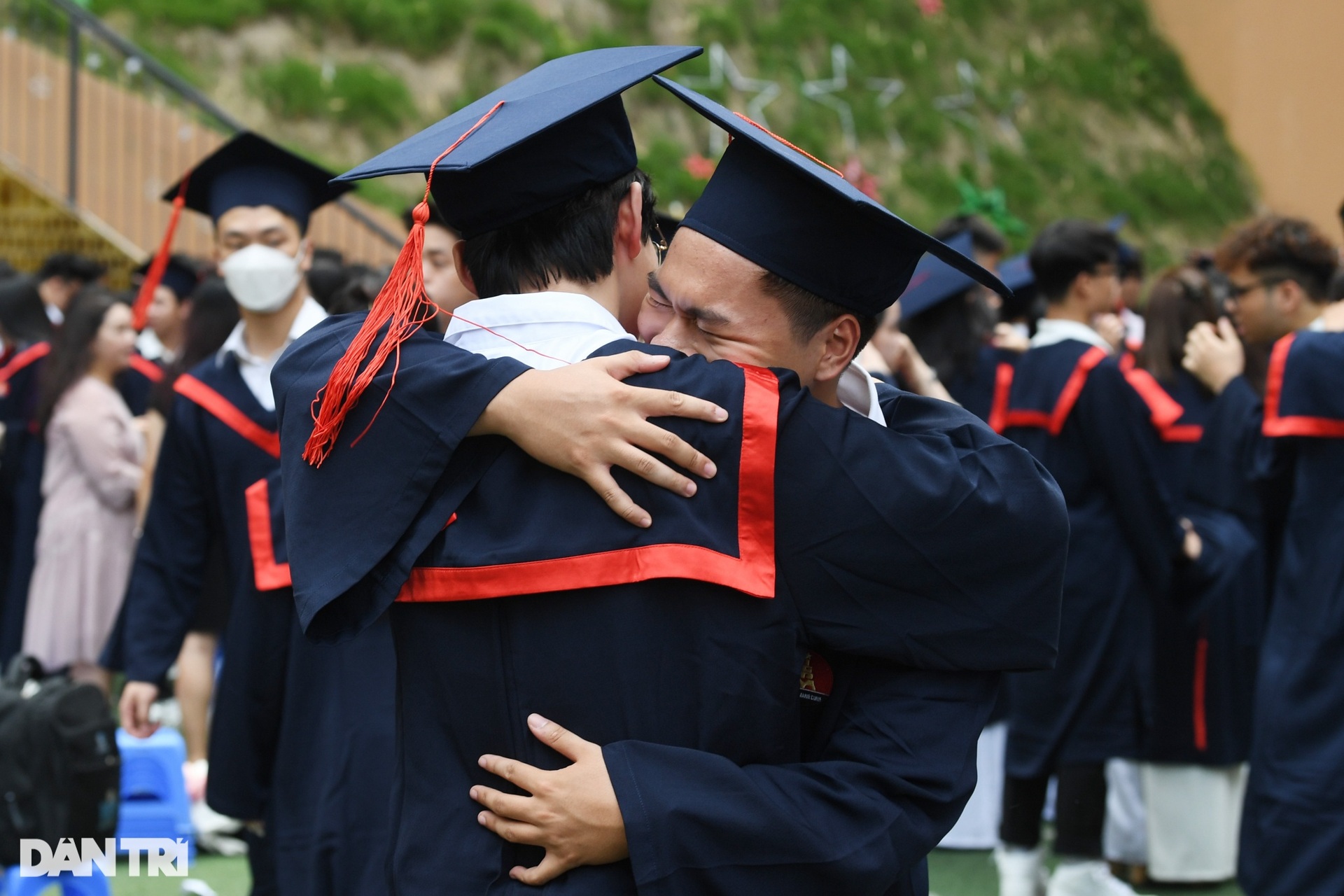 Nữ sinh Hà Nội duyên dáng áo dài trong ngày chia tay mái trường - 7 Nữ sinh Hà Nội duyên dáng áo dài trong ngày chia tay mái trường - 7