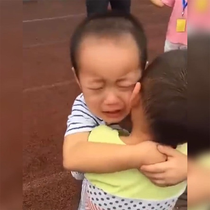 Hai cậu bé ôm nhau khóc òa giữa sân trường, cô giáo, các bạn ngơ ngác không hiểu chuyện gì, hóa ra chỉ vì lý do rất đáng yêu này - Ảnh 1. Hai cậu bé ôm nhau khóc òa giữa sân trường, cô giáo, các bạn ngơ ngác không hiểu chuyện gì, hóa ra chỉ vì lý do rất đáng yêu này - Ảnh 1.