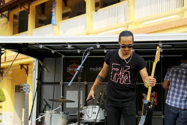 Điện thoại mạ vàng “mê hoặc” giới trẻ tại Tour nhạc “rock trên xe tải” của Phạm Anh Khoa