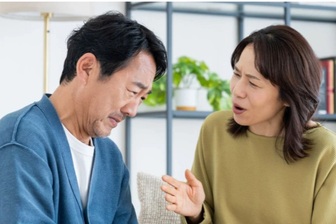 Người đàn ông than khóc trắng tay sau 30 năm đưa hết tiền lương cho vợ