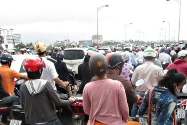 Đà Nẵng bỏ lệnh cấm ô tô qua cầu sông Hàn giờ cao điểm
