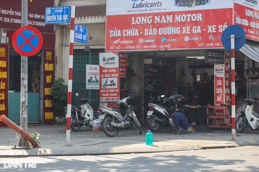 Hà Nội: Cây xăng vỉa hè mọc như nấm sau mưa - 8 Hà Nội: Cây xăng vỉa hè mọc như nấm sau mưa - 8