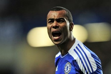 Chelsea hờ hững gia hạn hợp đồng với Ashley Cole