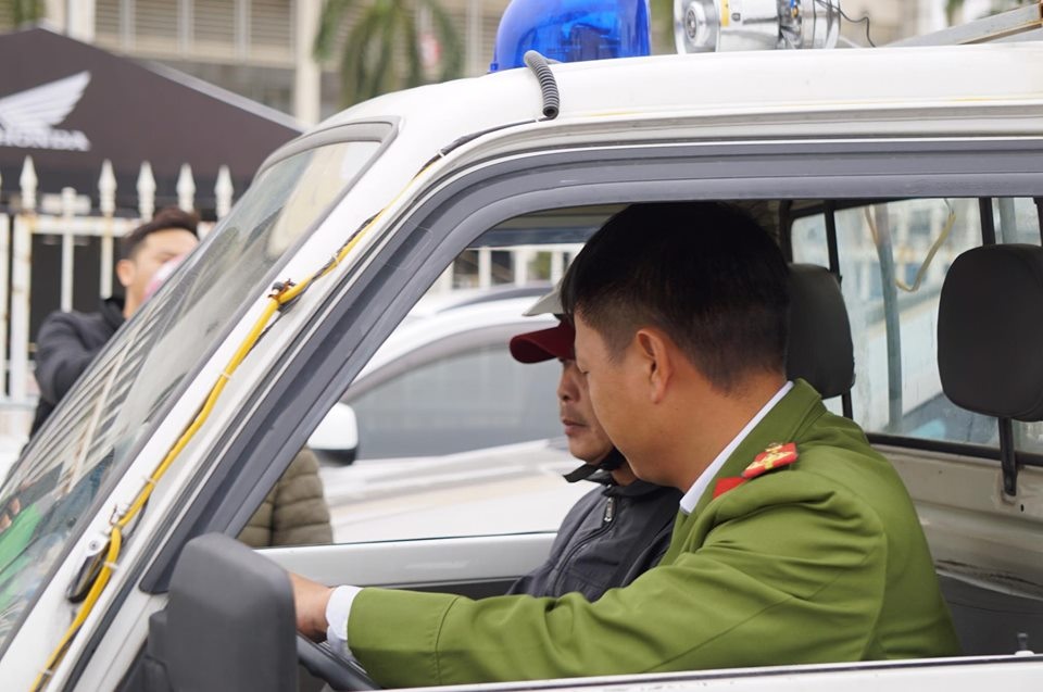 Người đàn ông bán vé lạ trận Việt Nam - Thái Lan bị đưa về đồn công an - 6 Người đàn ông bán vé lạ trận Việt Nam - Thái Lan bị đưa về đồn công an - 6