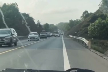 Hàng loạt ô tô lấn làn trên cao tốc Cam Lộ - La Sơn