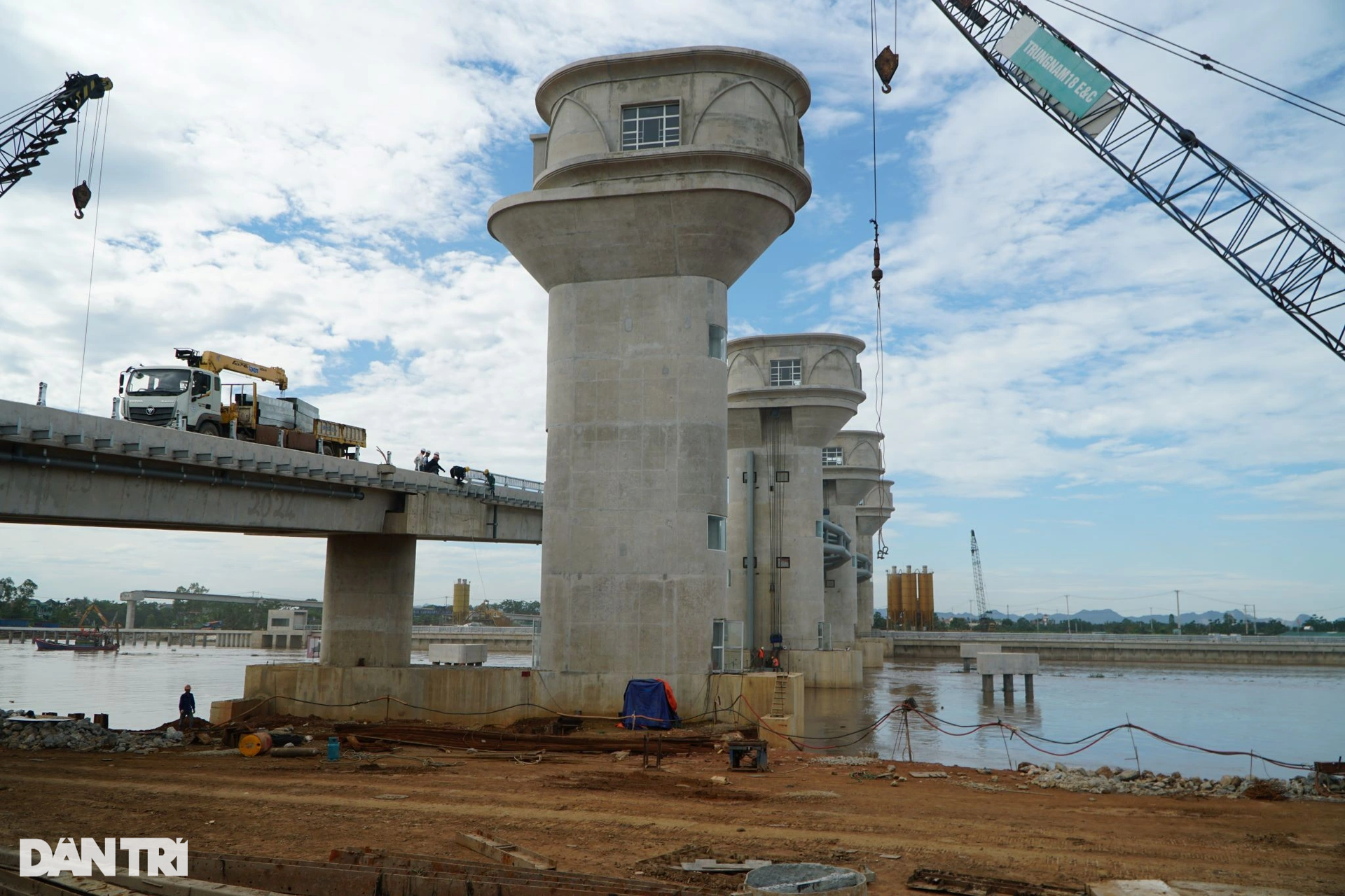 Cống thủy lợi ngăn mặn lớn nhất Bắc miền Trung sắp hoàn thiện - 10 Cống thủy lợi ngăn mặn lớn nhất Bắc miền Trung sắp hoàn thiện - 10