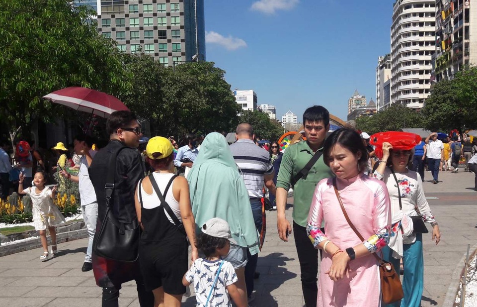 TPHCM: Chen chân chụp ảnh giữa trời nắng nóng ở đường hoa Nguyễn Huệ - 14 TPHCM: Chen chân chụp ảnh giữa trời nắng nóng ở đường hoa Nguyễn Huệ - 14