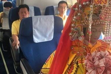Tượng thần Trung Quốc ngồi máy bay ghế thương gia gây xôn xao
